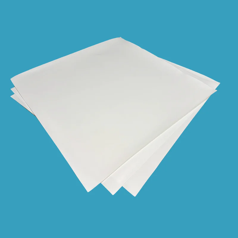 Pourquoi la compatibilité des charges est-elle importante lors du choix de feuilles de PTFE modifiées ?